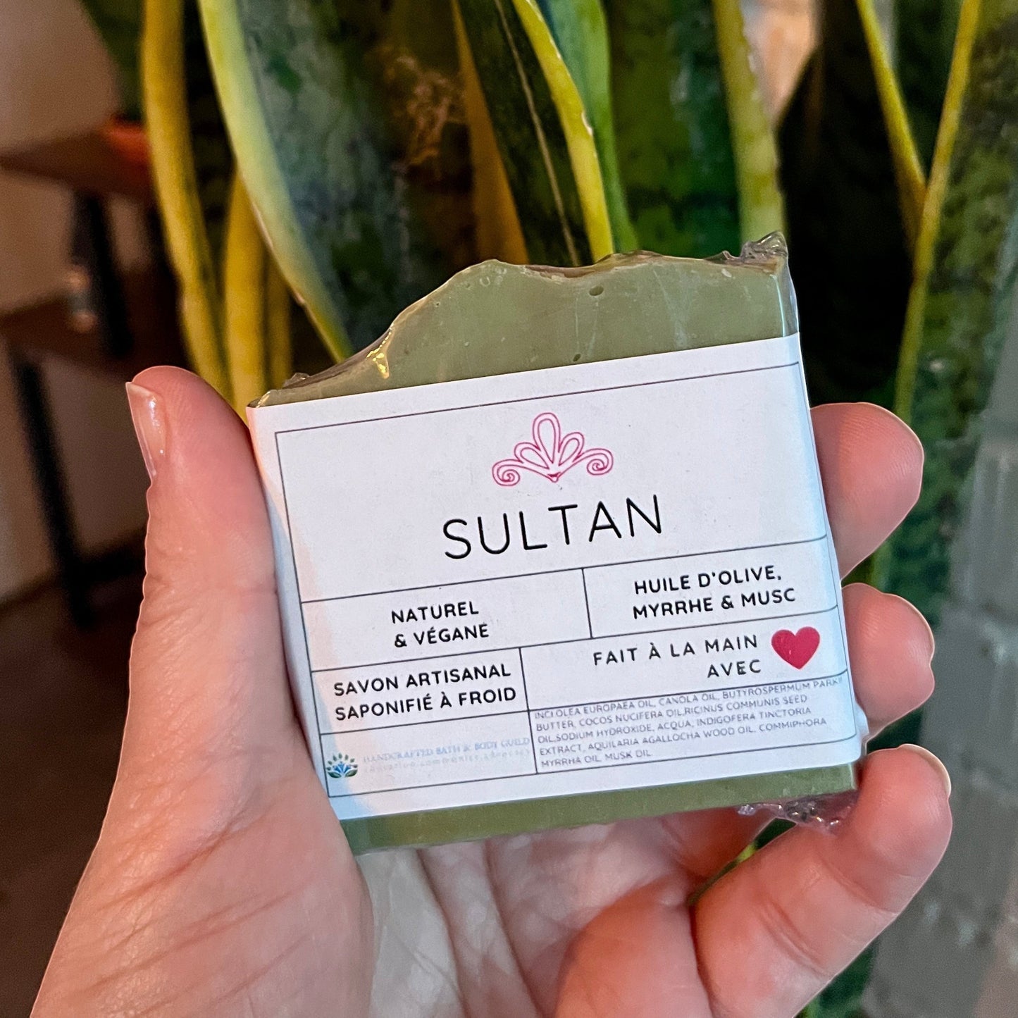 Savon artisanal ORÉRA SULTAN verdâtre, soin naturel, fabriqué au Québec, sans cruauté, éco-luxe.