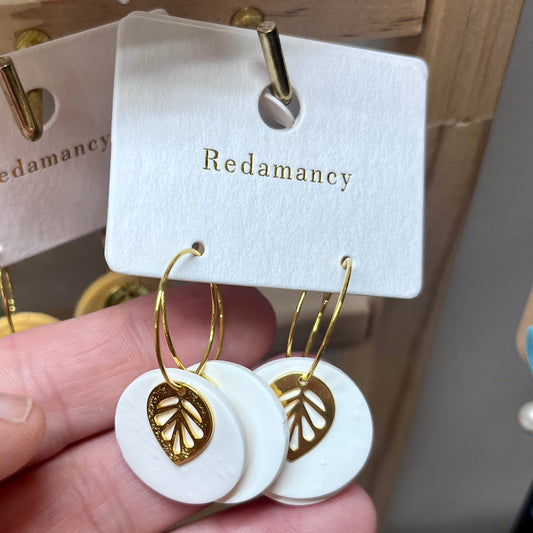 Boucles d'oreilles pendantes en argile blanche et feuille or, ORÉRA, éco-luxe naturel, fabriqué au Québec, sans cruauté.