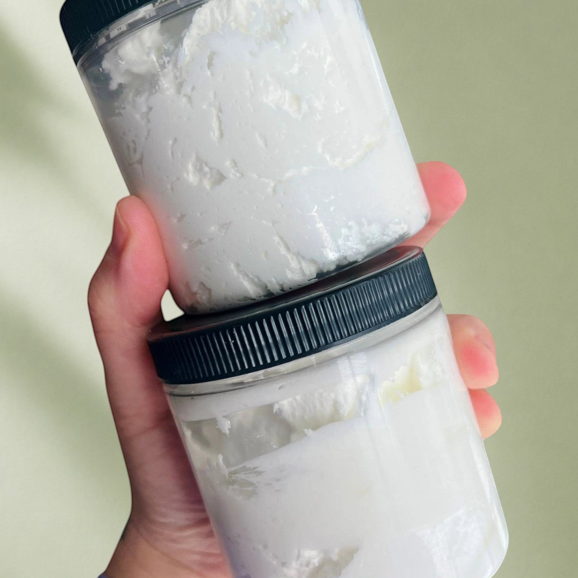 Savon fouetté blanc en pot transparent avec couvercle noir, éco-luxe naturel ORÉRA fabriqué au Québec sans cruauté.