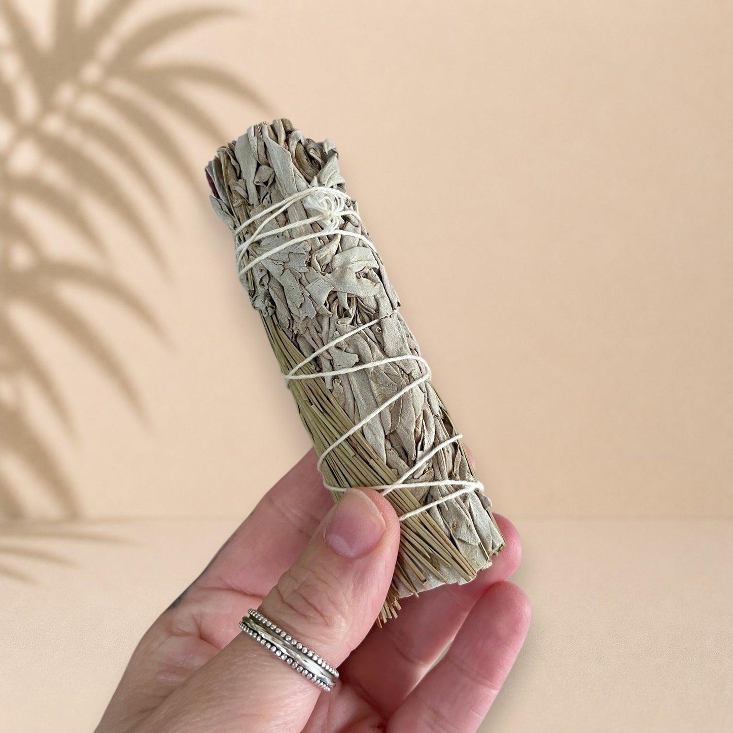 Bâton de sauge blanche et pin ORÉRA, éco-luxe naturel, artisanal québécois, soins naturels sans cruauté.