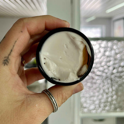Crème de nuit ORÉRA en pot noir avec texture crème blanche, soins naturels et éco-luxe québécois.