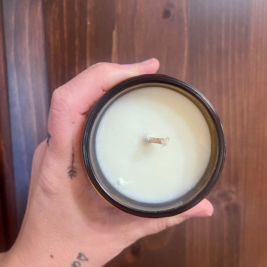 Bougie artisanale 8oz en verre brun, cire de soja blanche, mèche en coton, parfum épices d'automne.