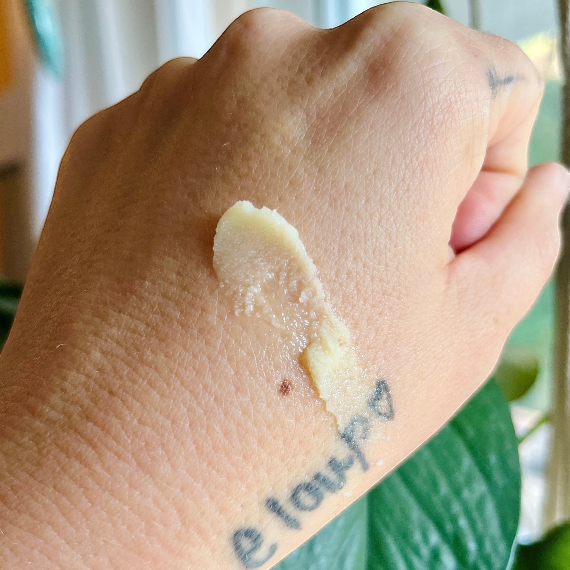 Baume régénérant ORÉRA à l’hélichryse italienne et rose musquée sur peau, soins naturels québécois sans cruauté.