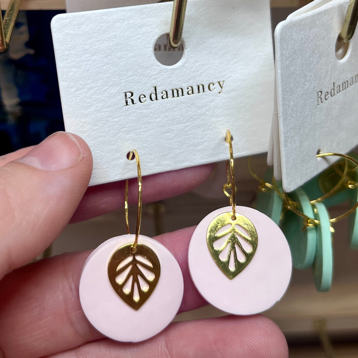 Boucles d'oreilles pendantes ORÉRA en argile polymère rose avec feuille dorée, éco-luxe naturel, produits artisanaux.