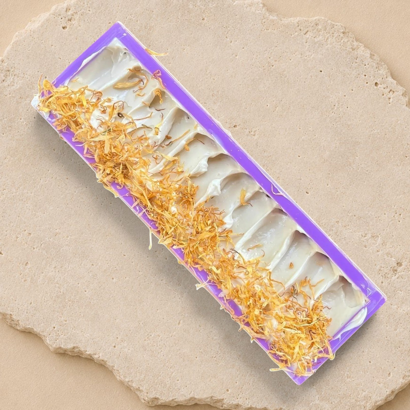 Savon naturel ORÉRA Néferti cire d’abeille, curcuma et calendula, teinté violet, douceur artisanale québécoise, soins sans.