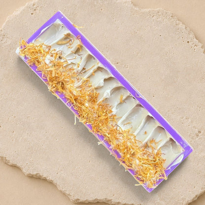 Savon naturel ORÉRA Néferti cire d’abeille, curcuma et calendula, teinté violet, douceur artisanale québécoise, soins sans.