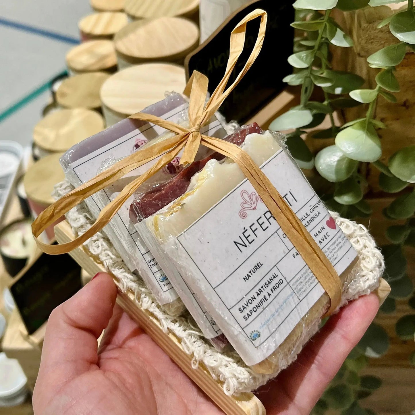 Ensemble de savons ORÉRA éco-luxe naturel, produits artisanaux québécois, soins naturels sans cruauté, fabriqué au Québec.