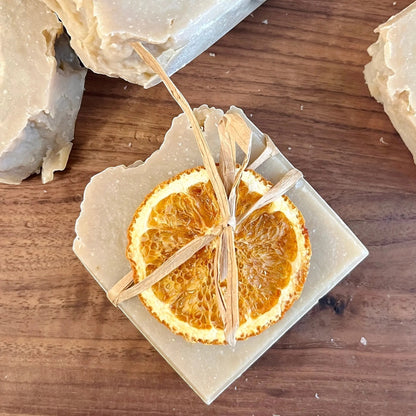 Savon artisanal ORÉRA à l’indigo avec tranche d’orange séchée, soins naturels et éco-luxe québécois sans cruauté.