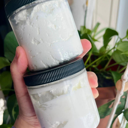 Savon fouetté melon & rhubarbe blanc en pot plastique noir, soins naturels ORÉRA éco-luxe Québec.