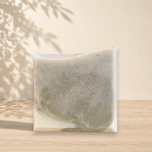 Savon artisanal ORÉRA à l'indigo et myrrhe, éco-luxe naturel fabriqué au Québec sans cruauté.