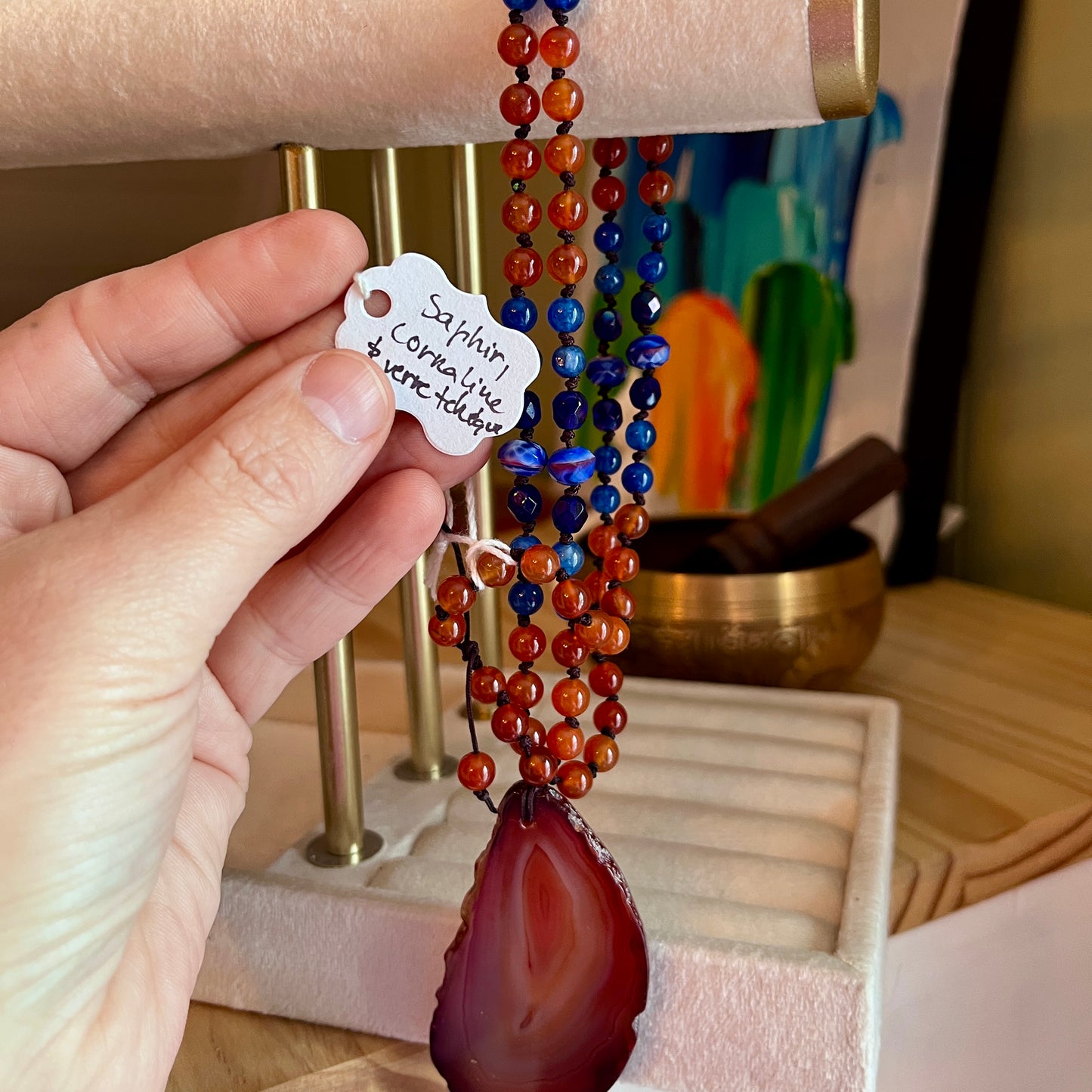 Collier mala ORÉRA en pierres naturelles rouges et bleues, fabrique au Québec, eco-luxe naturel sans cruauté.