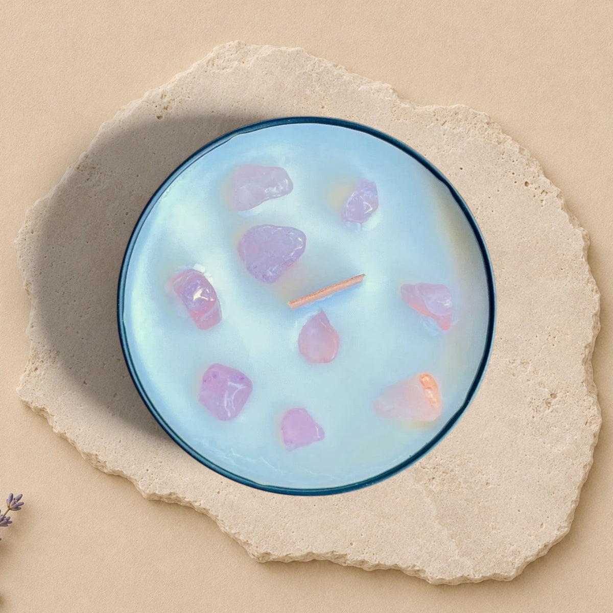 Bougie ORÉRA éco-luxe naturel avec pierres quartz rose, musc et jasmin, fabriquée au Québec sans cruauté.