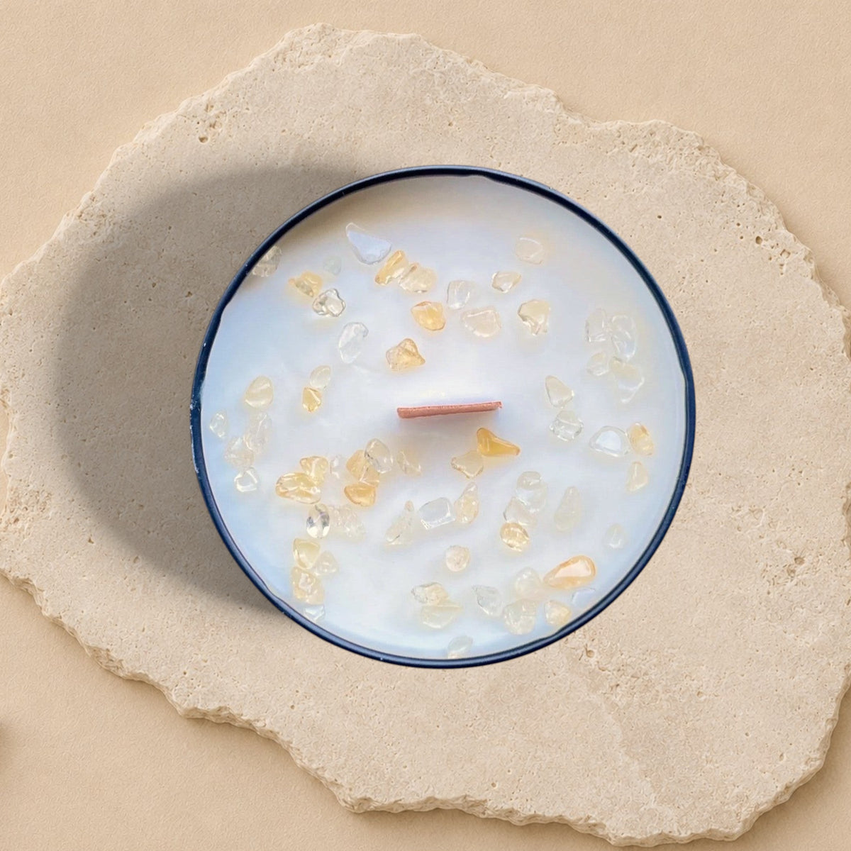 Bougie ORÉRA éco-luxe naturel blanche avec cristaux de citrine orange sucrée, fabriquée au Québec sans cruauté.