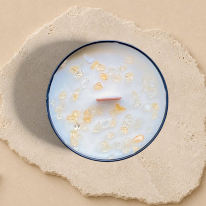Bougie ORÉRA éco-luxe naturel blanche avec cristaux de citrine orange sucrée, fabriquée au Québec sans cruauté.