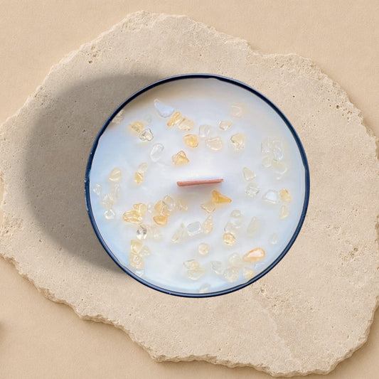 Bougie ORÉRA éco-luxe naturel blanche avec cristaux de citrine orange sucrée, fabriquée au Québec sans cruauté.