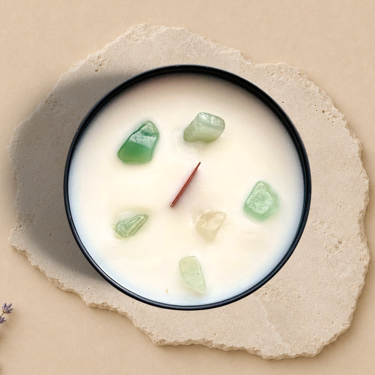 Bougie ORÉRA éco-luxe naturel avec pierres aventurine et sauge, fabriquée au Québec, sans cruauté.