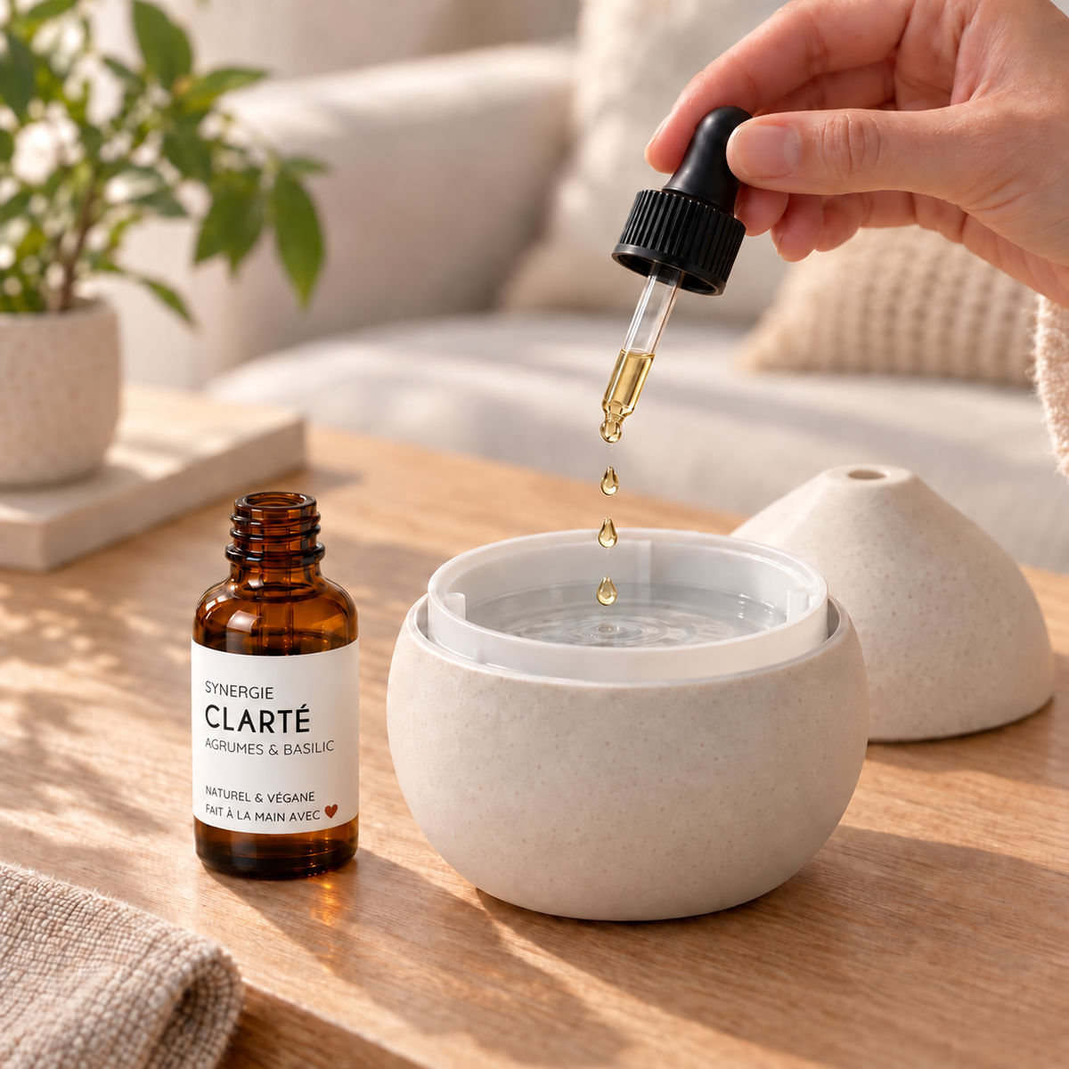 Flacon en verre ambré avec pipette, gouttes d’huile essentielle, diffuseur blanc mat arrondi en céramique.