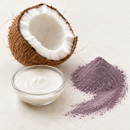 Demi-noix de coco, poudre d'argile brune et crème blanche onctueuse sur fond clair.