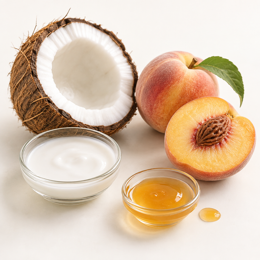 Demi-noix de coco, pêches, bol de crème blanche et bol de nectar doré sur fond clair.