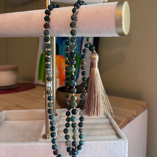 Collier mala artisanal en pierres naturelles avec pompon beige ORÉRA, éco-luxe naturel, fabriqué au Québec.