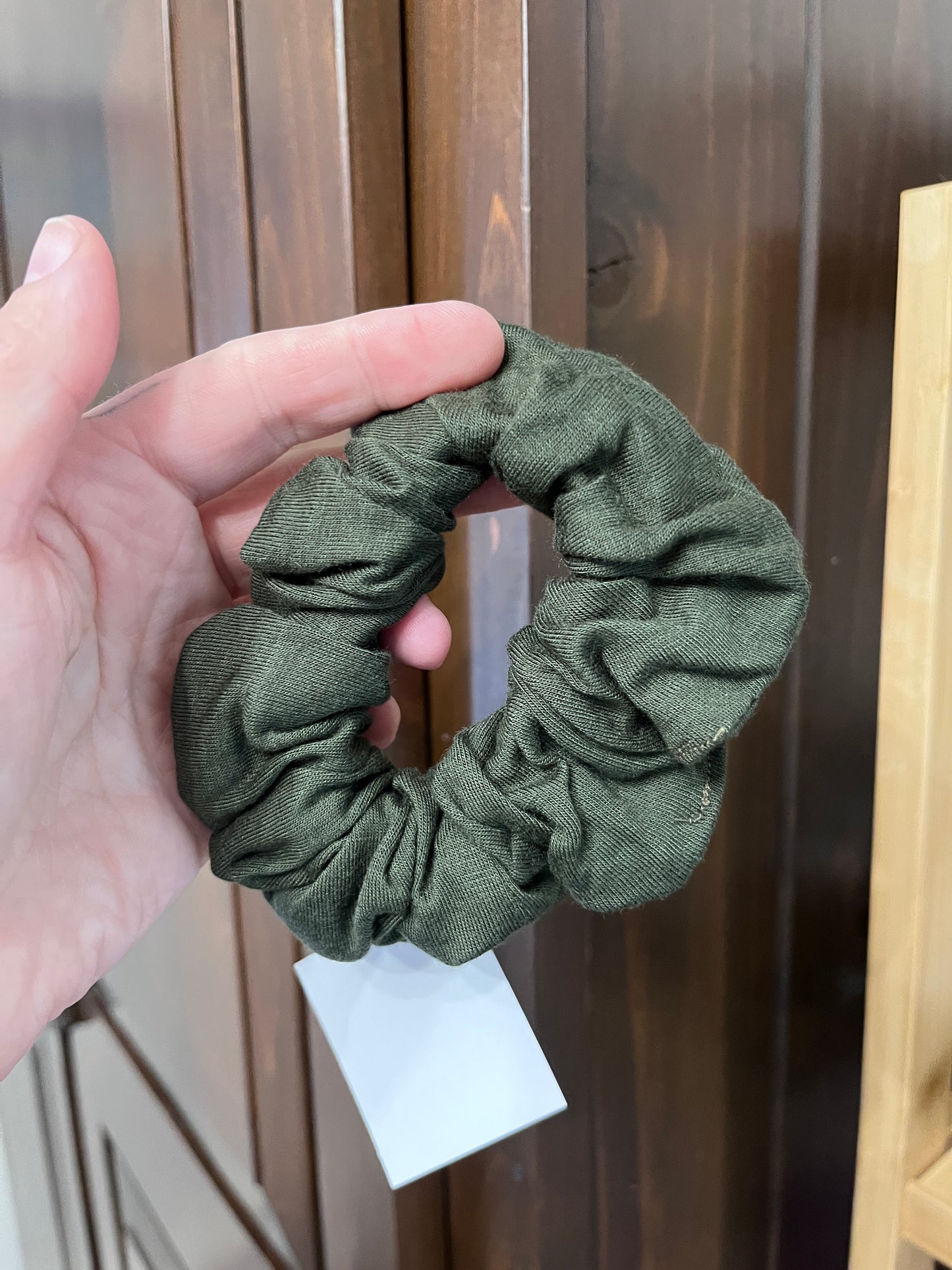 Scrunchie vert forêt en tissu artisanal ORÉRA éco-luxe naturel fabriqué au Québec sans cruauté.