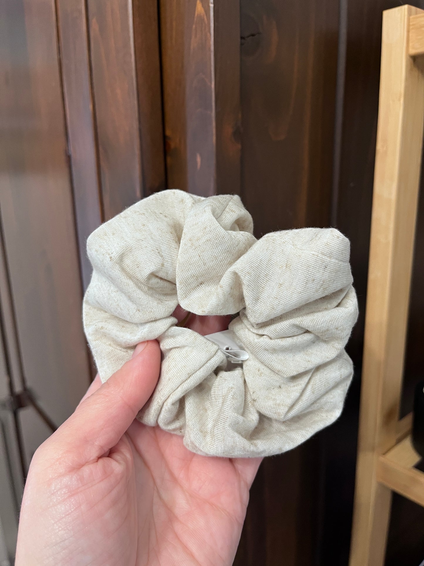 Scrunchie beige coton ORÉRA, éco-luxe naturel, produits artisanaux québécois, fabriqué au Québec, sans cruauté.