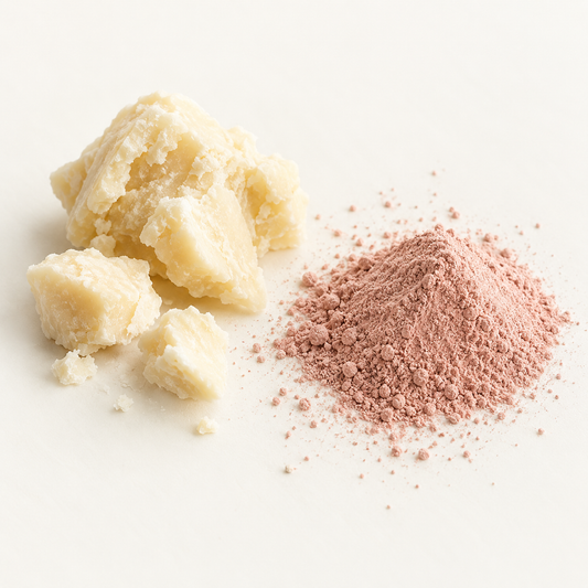 Morceaux de savon beige doux à côté d’une poudre fine rose clair sur fond blanc.