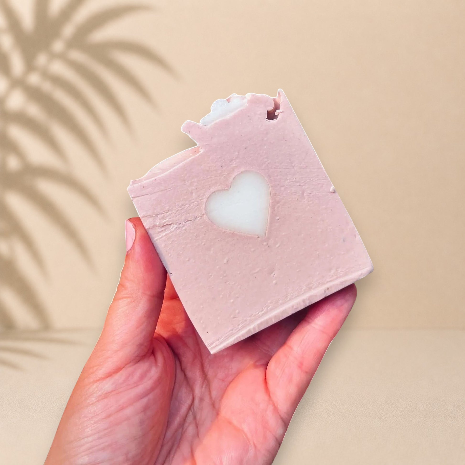 Savon rose à l'argile FRIDA avec cœur blanc, ORÉRA, éco-luxe naturel, fabriqué au Québec, sans cruauté.