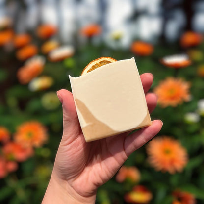 Savon carré beige naturel ORÉRA au lait de coco, jojoba et orange, soins naturels, fabriqué au Québec, éco-luxe sans cruauté.