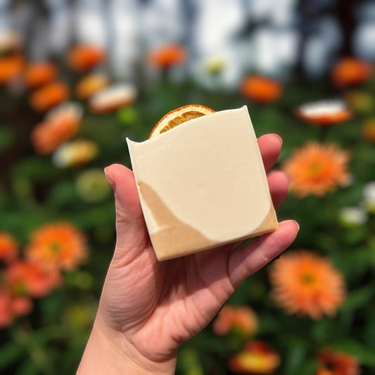 Savon carré beige naturel ORÉRA au lait de coco, jojoba et orange, soins naturels, fabriqué au Québec, éco-luxe sans cruauté.