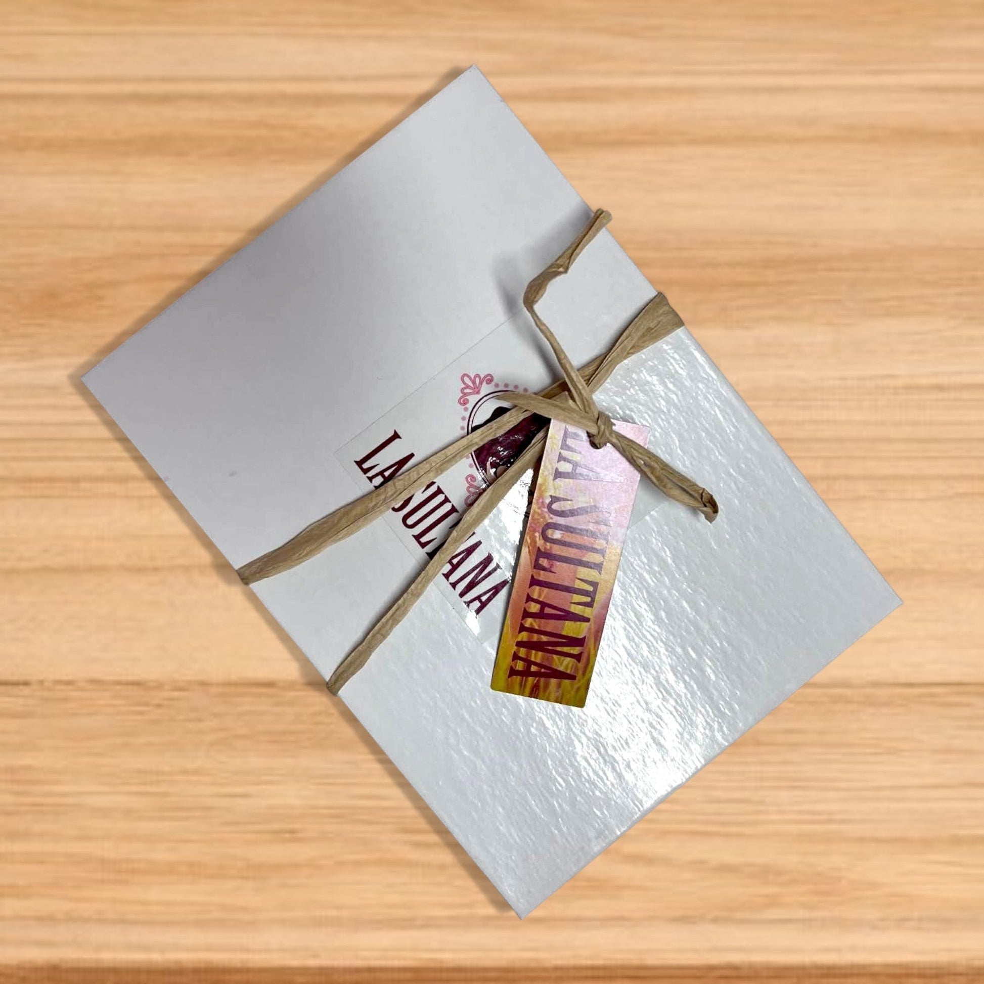 Coffret ORÉRA éco-luxe naturel avec 6 mini bougies parfumées artisanales fabriqué au Québec sans cruauté.