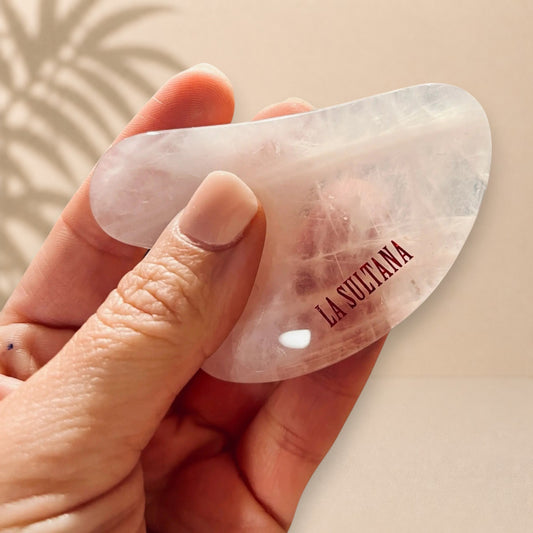 Pierre Gua Sha en quartz rose ORÉRA, éco-luxe naturel, fabriqué au Québec, soins naturels sans cruauté.