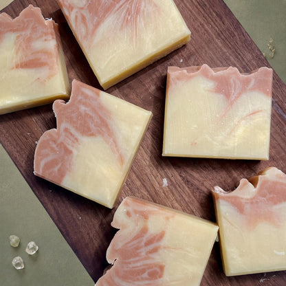 Savon artisanal ORÉRA à l'argile rouge, gingembre et pamplemousse, soins naturels québécois sans cruauté.