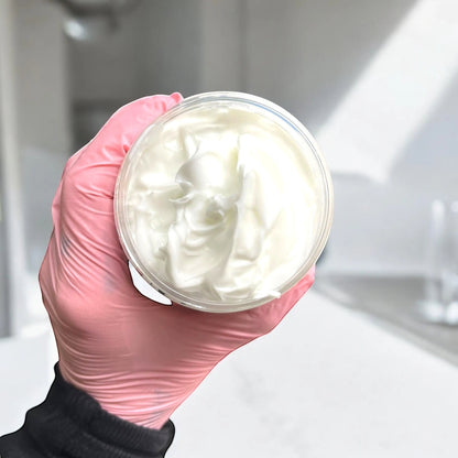 Lotion hydratante blanche ROXELANE en pot, soin naturel éco-luxe fabriqué au Québec sans cruauté.