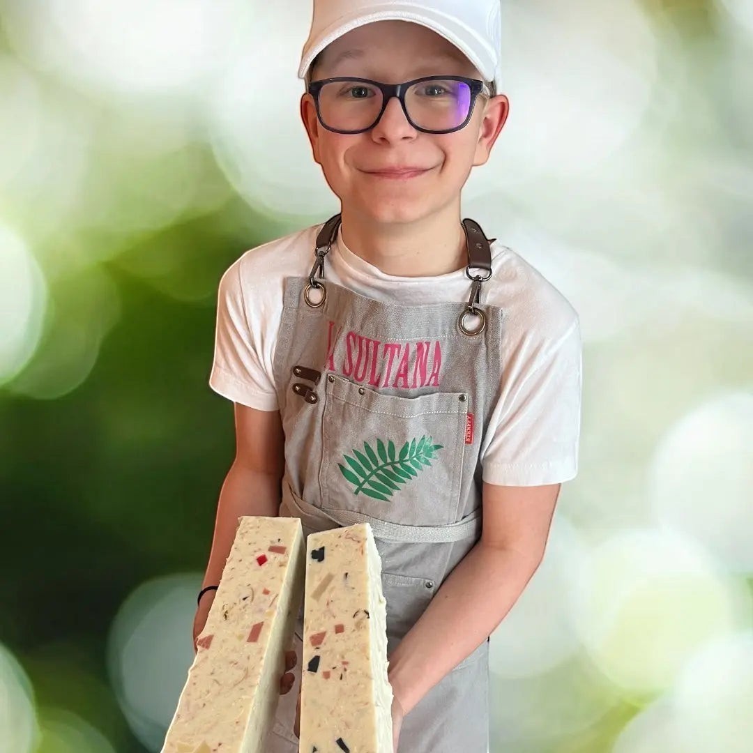Jeune artisan québécois tenant savon ORÉRA éco-luxe naturel, soins sans cruauté, produits artisanaux Québec.