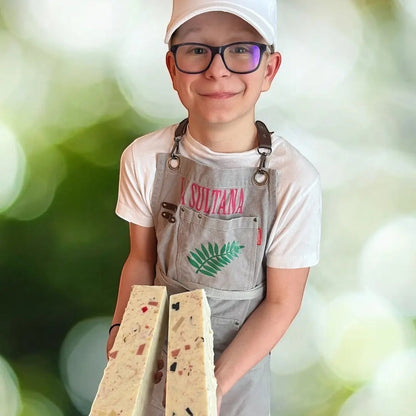 Jeune artisan québécois tenant savon ORÉRA éco-luxe naturel, soins sans cruauté, produits artisanaux Québec.