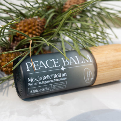 Roll-on Soulagement Musculaire Peace Balm noir avec bouchon en bois et étiquette Alpine Mist.