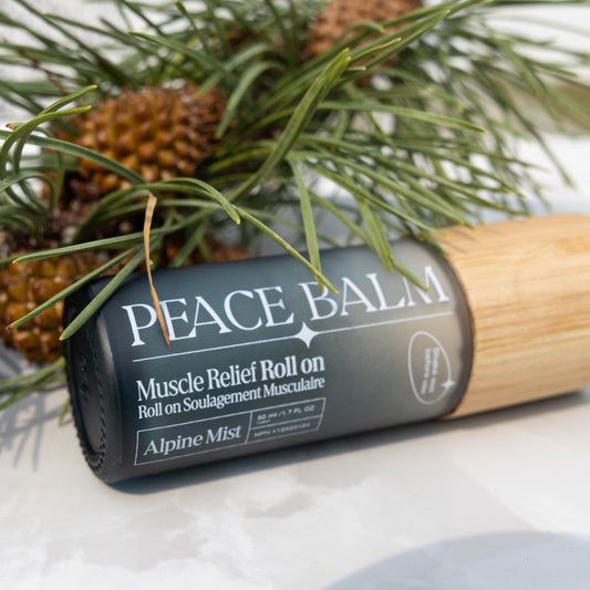 Roll-on Soulagement Musculaire Peace Balm noir avec bouchon en bois et étiquette Alpine Mist.
