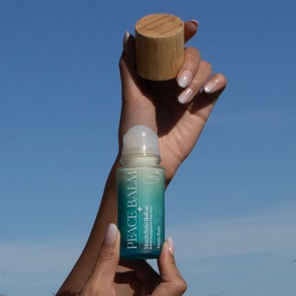 Déodorant roll-on vert dégradé avec bouchon en bois, design épuré et naturel.