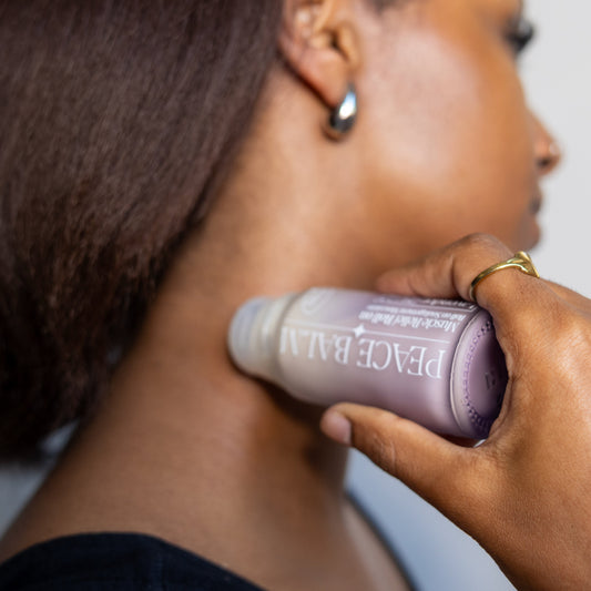 Baume Peace Balm lavande en stick violet mat, texture solide, design compact et nom blanc effet frotté.