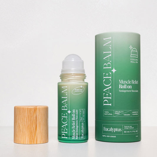 Stick roll-on vert dégradé avec capuchon bois, boîte cylindrique assortie Peace Balm Eucalyptus.