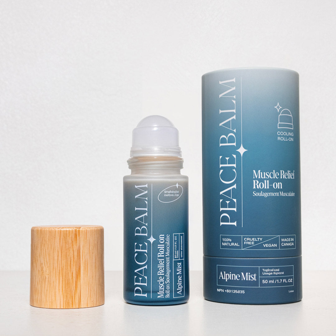 Roll-on bleu pâle avec bouchon en bois clair et étui cylindrique assorti Peace Balm.