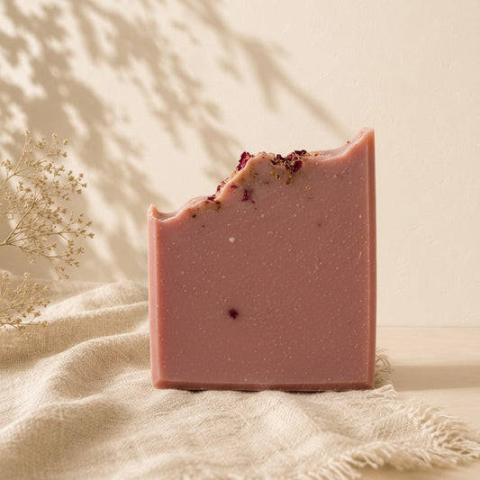 Savon rose vanillé artisanal au lait de chèvre ORÉRA, éco-luxe naturel, fabriqué au Québec, sans cruauté.