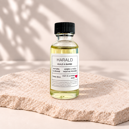 Flacon transparent d'huile à barbe jaune clair avec étiquette blanche et bouchon noir.