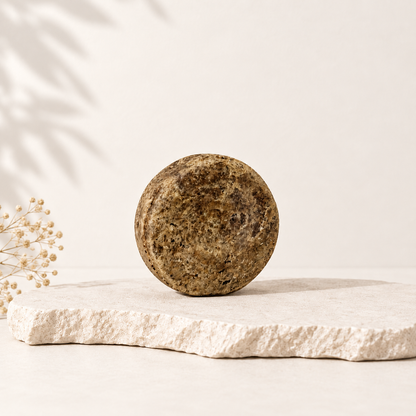 Shampoing solide rond couleur beige marbré pour cheveux gras et pellicules, style naturel écologique.