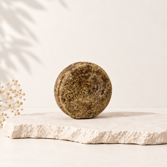 Shampoing solide rond couleur beige marbré pour cheveux gras et pellicules, style naturel écologique.