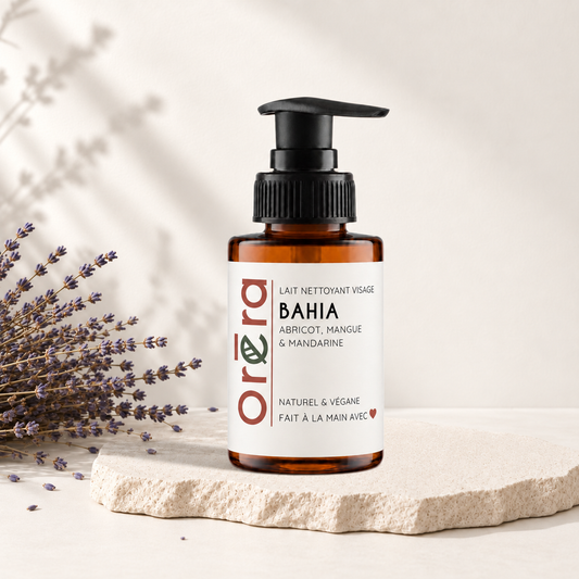Flacon pompe ambré avec étiquette blanche et texte orange noir, lait nettoyant visage Bahia Oréra.