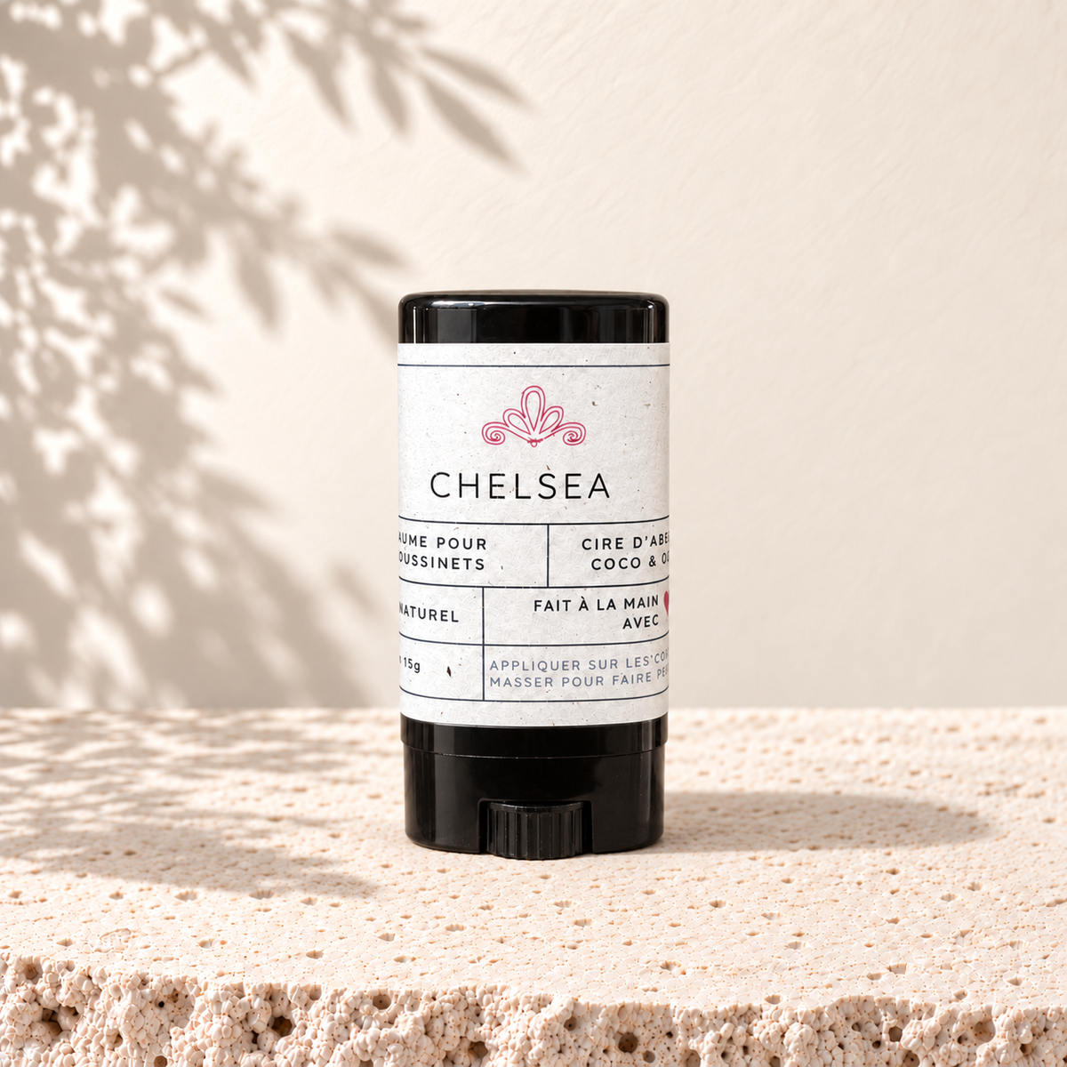 Bâton de baume pour coussinets CHELSEA avec bouchon noir et étiquette blanche.