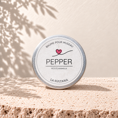 Baume pour museau Pepper en pot métal rond avec logo cœur rose et texte noir sur fond clair.