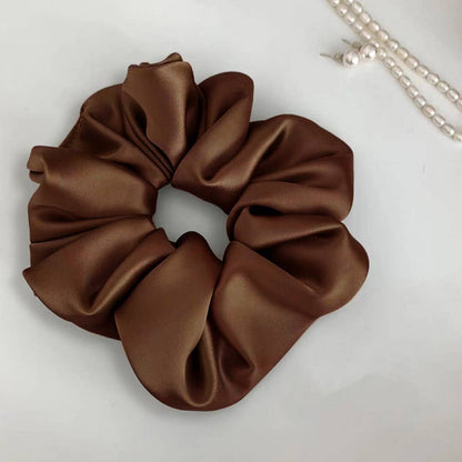 Scrunchie géant brun en satin ORÉRA, éco-luxe naturel, fabriqué au Québec, sans cruauté.